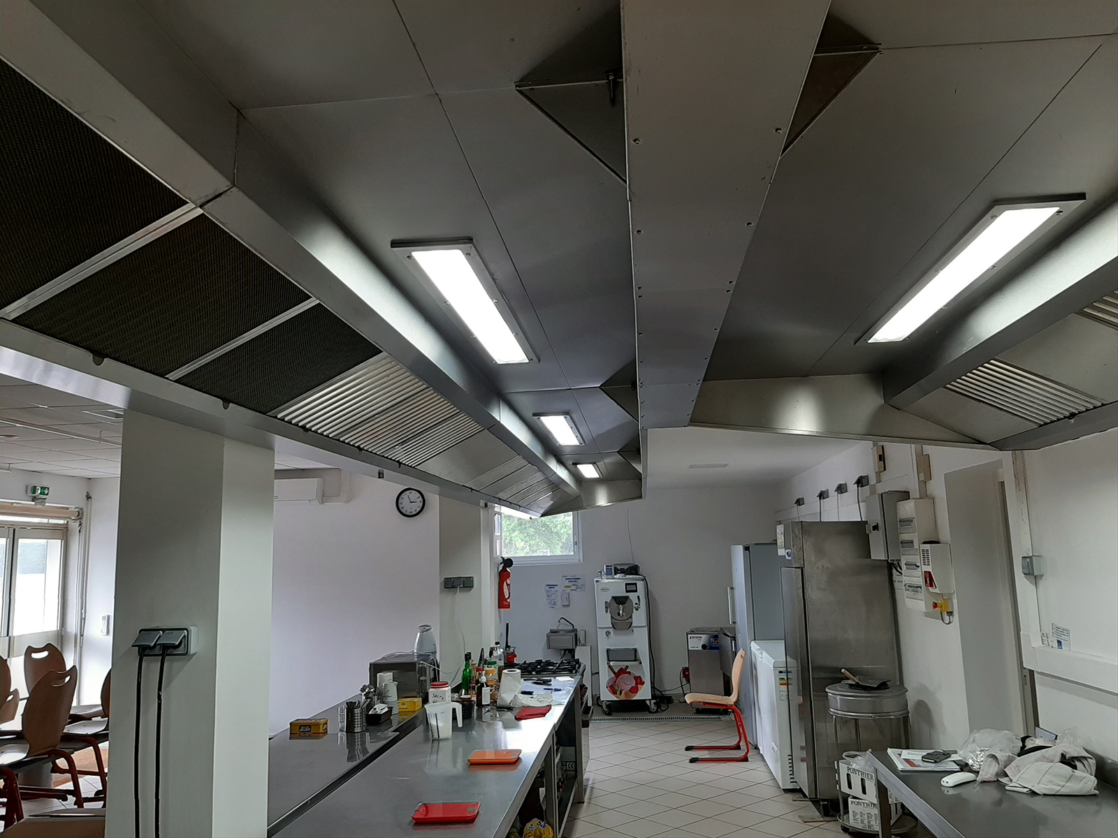 Dégraissage hotte cuisine avec plafond filtrant